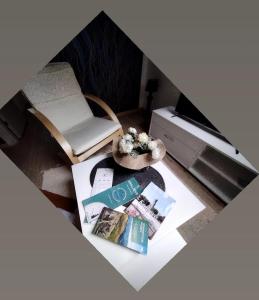 mit Blick auf ein Wohnzimmer mit einem TV und einem Tisch in der Unterkunft Apartmani S - DSN in Kraljevo