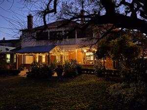 una casa iluminada por la noche con luces en The Bank On Kelly Hygge Villa, Scone, en Scone