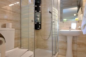 Afbeelding uit fotogalerij van Golden Fox Studios and Suites in Lákones +102 foto's