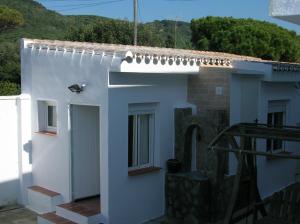 william house في لوس كانيوس دي ميكا: بيت ابيض وفيه شباك وباب