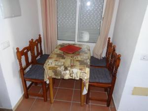 william house في لوس كانيوس دي ميكا: طاولة وكراسي مع طاولة ونافذة +5 صور