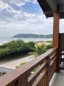 Elle comprend un balcon offrant une vue sur l'océan. dans l'établissement Pousada Casa Albatross, à Penha