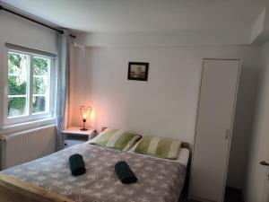 ein Schlafzimmer mit einem Bett mit zwei Hausschuhen darauf in der Unterkunft Leśnik in Karpacz