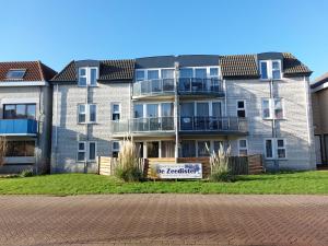 een gebouw zonder bord voor renovatie bij genieten texel 8 in De Koog