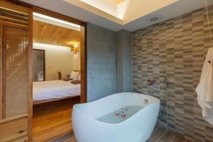 Postel nebo postele na pokoji v ubytování Hou Shan Ren Jia B&B Hall A