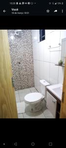 ein Bad mit einer Dusche, einem WC und einem Waschbecken in der Unterkunft Hotel cabanas bom Jesus in Ametista do Sul