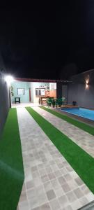 Habitación con piscina y césped verde en Casa Serrana beach Camocim en Camocim