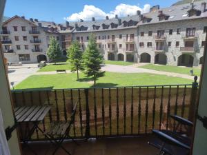 a balcony with a view of a courtyard at Apartamento en Benasque in Benasque