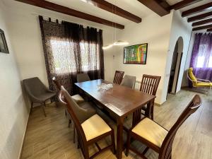 uma sala de jantar com uma mesa de madeira e cadeiras em Villa “Castellón“ em Miami Platja