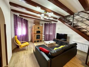 sala de estar con sofá y TV en Villa “Castellón“, en Miami Platja