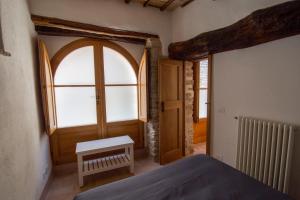 een slaapkamer met een raam en een bed in een kamer bij La Vernaccia - Torre del Colle, Bevagna in Torre del Colle