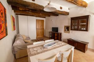een woonkamer met een tafel en een bank bij La Vernaccia - Torre del Colle, Bevagna in Torre del Colle