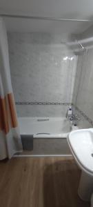 貝納斯克的住宿－Apartamento en Benasque，浴室配有白色浴缸和水槽