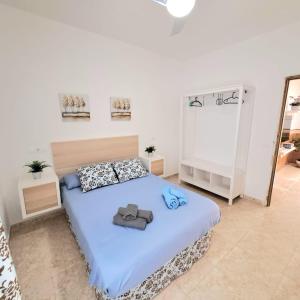 1 dormitorio con 1 cama grande con sábanas azules en Apt. cerca de la playa y airport en Málaga