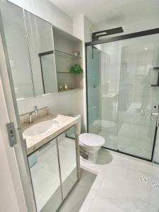 uma casa de banho com um WC, um lavatório e um chuveiro em COMPACT FLAT TAMBAU LUXO - Aptº 504 em João Pessoa