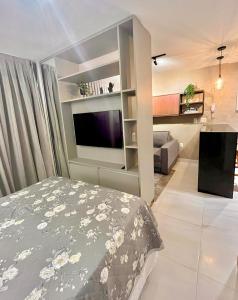 um quarto com uma cama e uma televisão de ecrã plano em COMPACT FLAT TAMBAU LUXO - Aptº 504 em João Pessoa