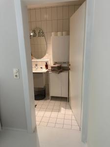 a small kitchen with a sink and a mirror at Casa Móre BEIGE in Niederalm