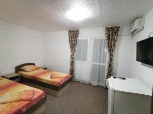 a small room with two beds and a window at Casa Daria in Costinesti