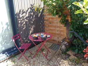 Zahrada ubytování Studio de Jardin "Le Temps d une Pause" jusqu'à 4 personnes en face du Beaujolais - Climatisation et Borne recharge véhicule électrique