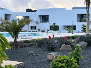 Una villa con piscina y un complejo turístico. en FTV Holidays Homes - Casa Relán, en La Oliva