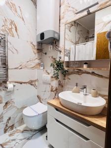 łazienka z umywalką i toaletą w obiekcie Diamond w mieście Palić