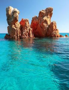 un grupo de rocas en el agua cerca del océano en SA DOMU DE S'ORTU, en Bari Sardo