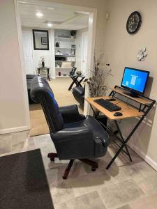 Zimmer mit einem Schreibtisch, einem Laptop und einem Stuhl in der Unterkunft Home away from home! in Canton