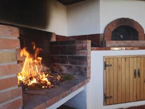 un horno de ladrillo con un fuego dentro de él en La Tenora, en Tivenys