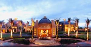 バリートにあるZimbali Africaの正面に噴水がある大きな建物