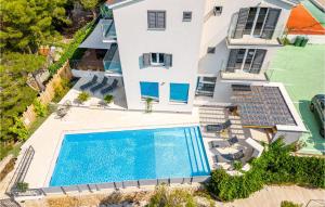 Bazén v ubytování Seven-Bedroom Holiday Home In Zaboric nebo v jeho okolí