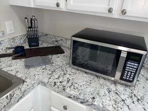 eine Mikrowelle auf einer Theke in einer Küche in der Unterkunft Pool house Orlando - Disney in Orlando