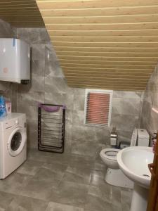 里澤的住宿－Su Apart，浴室配有卫生间水槽和洗衣机。