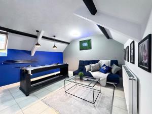 uma sala de estar com um sofá e uma mesa de bilhar em Sleek Skyward Serenity 2bed with Pool Table - Ystrad em Llwyn-y-pia