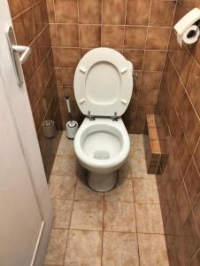 SiscoにあるMaison individuelle padulellaのタイル張りの部屋のバスルーム(トイレ付) +5枚の写真