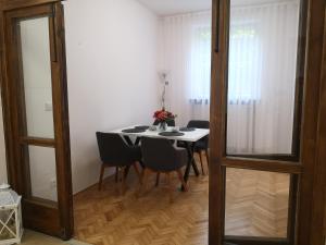 ein Esszimmer mit einem Tisch, Stühlen und einem Spiegel in der Unterkunft Apartmán Dlouhá 207 in Leitmeritz