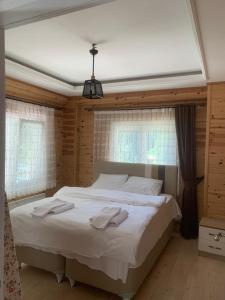 里澤的住宿－Su Apart，一间卧室配有一张大床和毛巾
