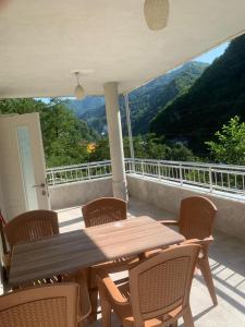 里澤的住宿－Su Apart，观景阳台配有一张木桌和椅子。
