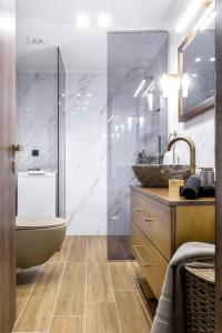 een badkamer met een bad en een wastafel bij Menda Suite in Heraklion