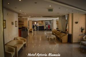 un vestíbulo de un hospital con sofás y sillas en Hotel Astoria en Mamaia