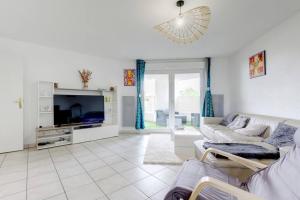sala de estar con sofá y TV en *ALCO Appart 2 chambres, WIFI, Parking, Terrasses*, en Montpellier