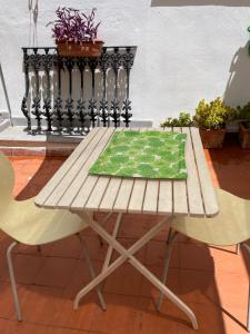 una mesa de madera y sillas en un patio en Apartamento Valencia, en Catarroja