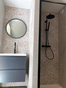 een badkamer met een wastafel en een spiegel aan de muur bij Landgoedhuisje de Blije Uil in Zwolle
