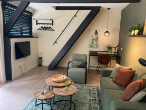een woonkamer met een bank en een trap bij Landgoedhuisje de Blije Uil in Zwolle