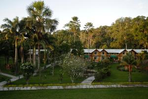 Blick auf ein Resort mit Garten in der Unterkunft Misahualli Amazon Lodge in Puerto Misahuallí