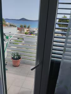 una puerta a un balcón con vistas al océano en More, en Vodice