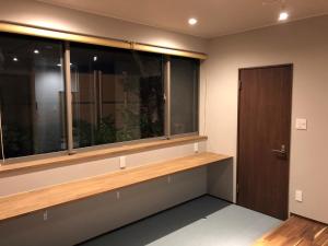 Habitación con ventana y puerta de madera. en Gyokusenkaku en Nagato