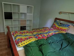 uma cama com cobertores coloridos e almofadas em Märchenschloss em Hart bei Graz