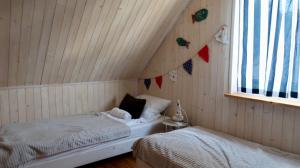a small bedroom with a bed and a window at Morski Klimat Sasino domki z balią i kominkiem in Sasino