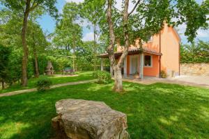 Ogród w obiekcie Holiday Homes Sunny Twins by Rent Istria