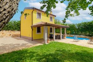 Basen w obiekcie Holiday Homes Sunny Twins by Rent Istria lub w pobliżu